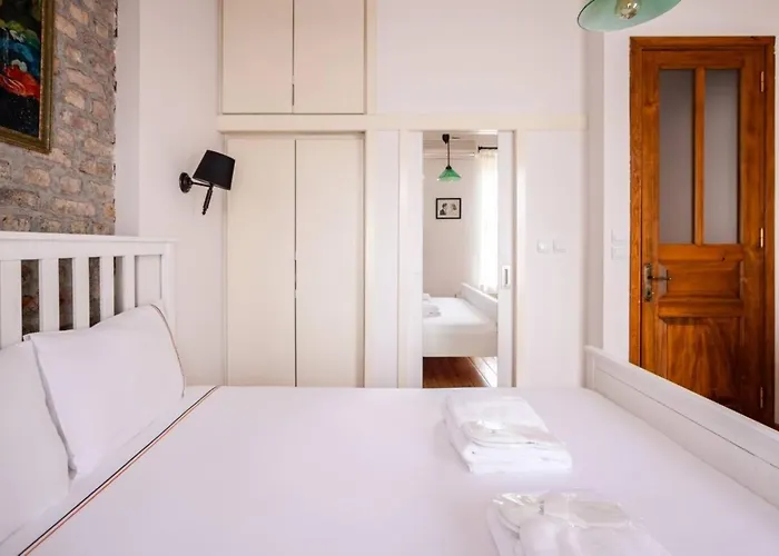 Cozy Intimate 2bd2bath Galata Tower Home! #410 *